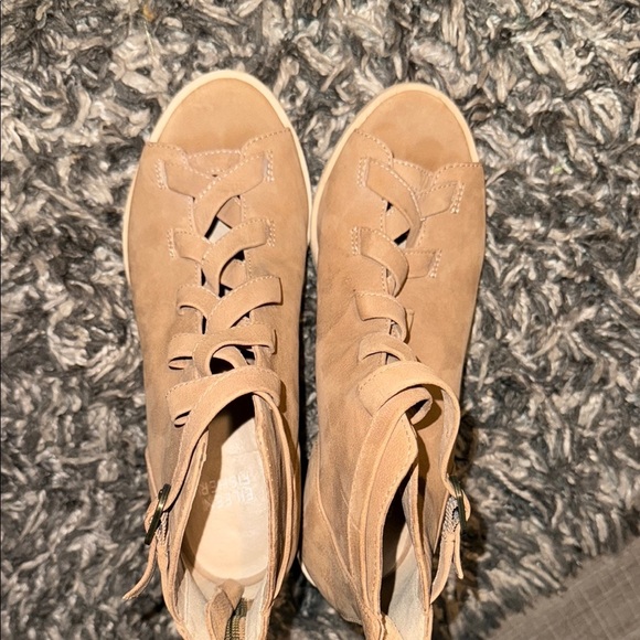 Eileen Fisher Tan Suede Sandals with Peep-Toe Design - Picture 8 of 11